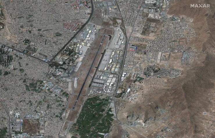 Imagem de satélite da Maxar Technologies mostra o Aeroporto Internacional de Cabul, capital do Afeganistão, em 27 de agosto de 2021, um dia após o atentado terrorista em um dos portões do local — Foto: Maxar Technologies via AP