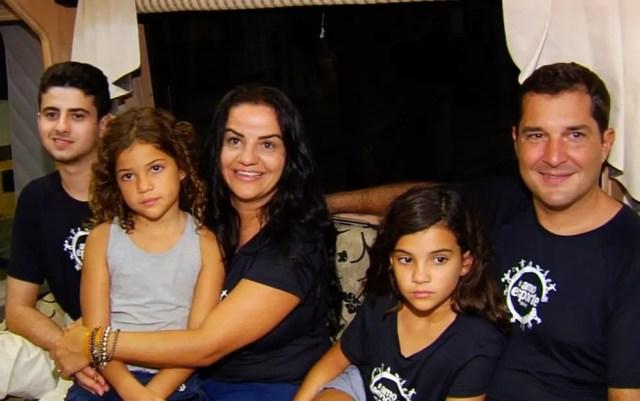 Família que vai dar a volta ao mundo em ônibus para desembarca em Goiânia  — Foto: TV Anhanguera/Reprodução