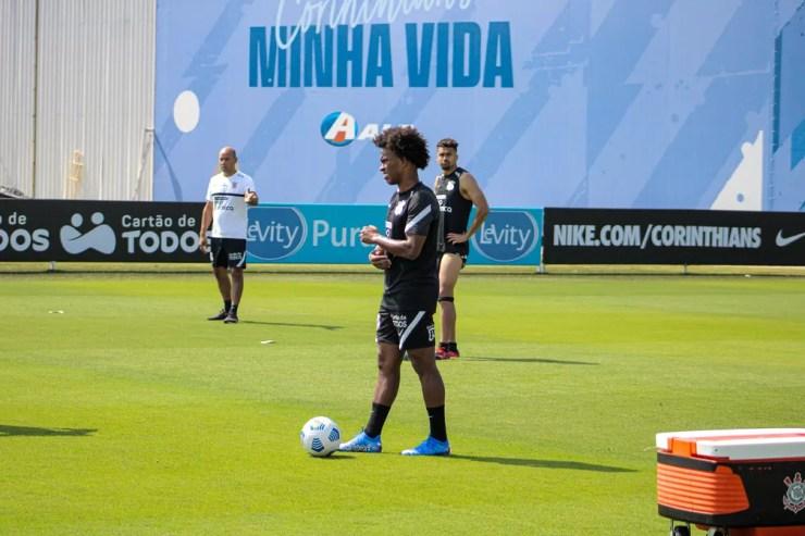 Willian treina com bola no Corinthians — Foto: Felipe Szpak/Agência Corinthians