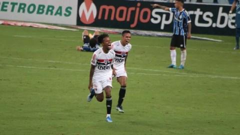 Tchê Tchê comemora o gol do São Paulo