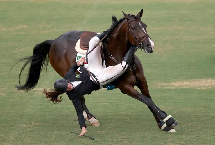Brasileira Ieda Guimarães sofre tombo do cavalo durante prova de hipismo — Foto: REUTERS/Ivan Alvarado