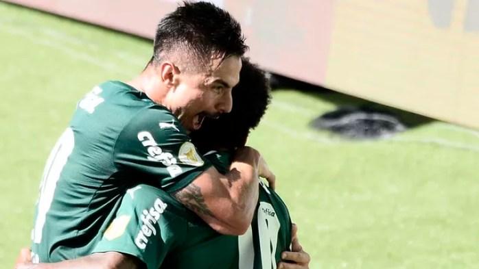 Willian comemora gol do Palmeiras com Luiz Adriano