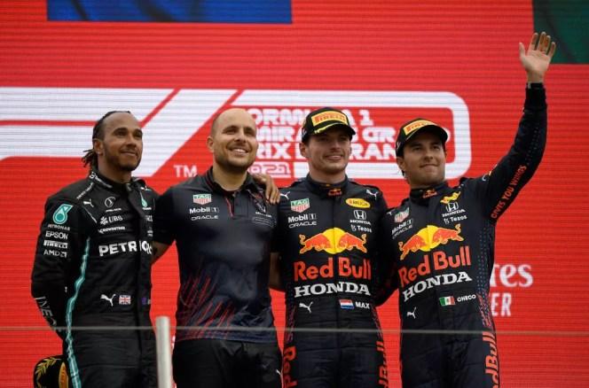 Lewis Hamilton, Max Verstappen e Sergio Pérez no pódio do GP da França  — Foto: Nicolas Tucat - Pool/Getty Images
