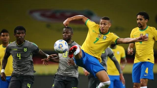 Richarlison em ação pela seleção brasileira contra o Equador nas eliminatórias