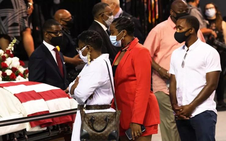 Pessoas participam de funeral do congressista John Lewis na Troy University, em Alabama, no sábado (25) — Foto: Michael M. Santiago/Getty Images/AFP