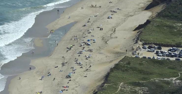 Após o incidente, a polícia local fechou a praia de Newcomb Hollow, para realizar investigações — Foto: Steve Heaslip/AP