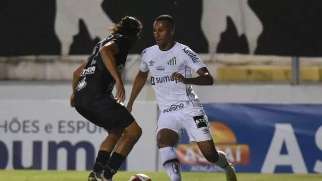 Lucas Braga em ação pelo Santos contra a Ponte Preta