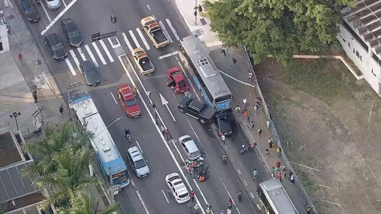 Colisão entre veículos interditava a via no sentido bairro na Zona Sul  — Foto: Reprodução/TV Globo