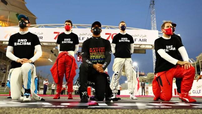 Lewis Hamilton e pilotos se ajoelharam em protestos antirracistas na Fórmula 1 em 2020 — Foto: Dan Istitene - Formula 1/Formula 1 via Getty Images