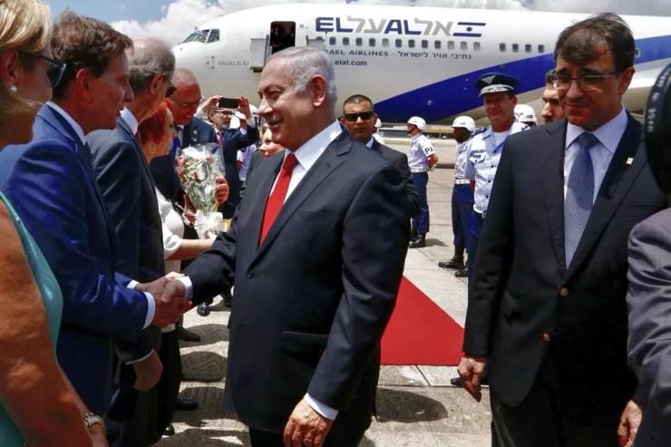 O premiê de Israel, Benjamin Netanyahu, aperta a mão do prefeito do Rio de Janeiro, Marcelo Crivella — Foto: Prefeitura do Rio de Janeiro