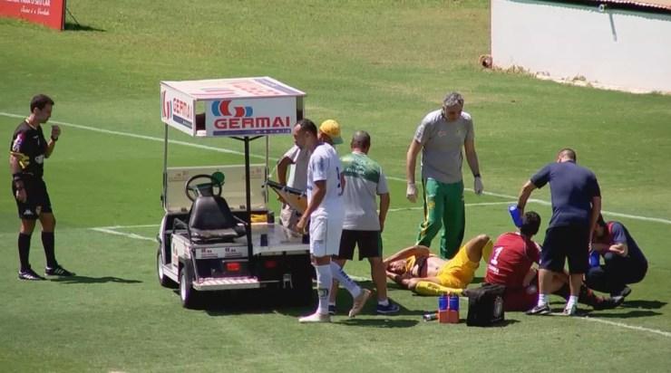 Bruno Mota e Tom fora rapidamente atendidos pelos médicos no gramado  — Foto: Reprodução/TV TEM