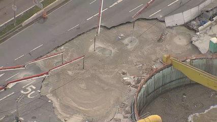 Cratera aberta na Marginal Tietê começa a ser coberta com 20 mil toneladas de concreto