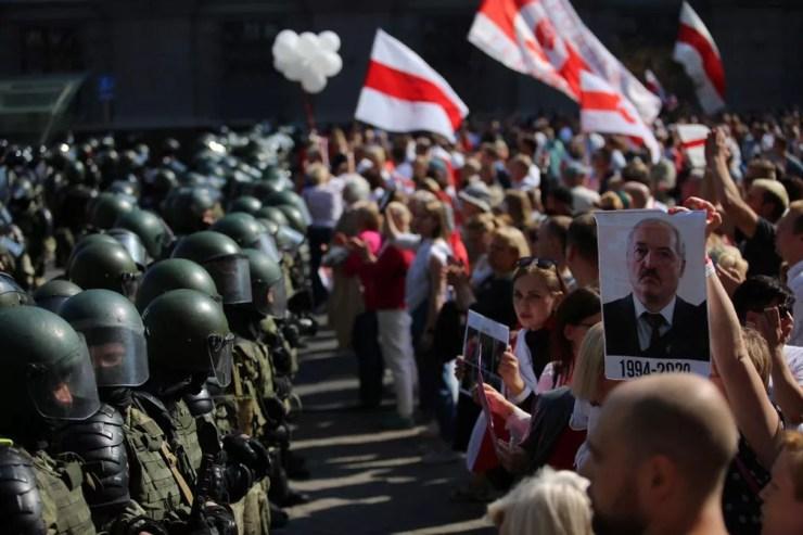 Manifestantes no centro de Minsk, Bielo-Rússia, contra o presidente Alexander Lukashenko — Foto: Reuters