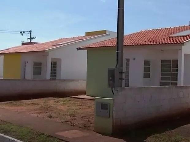 Casas de conjunto habitacional foram entregues em Nipoã (Foto: Reprodução/TV TEM)
