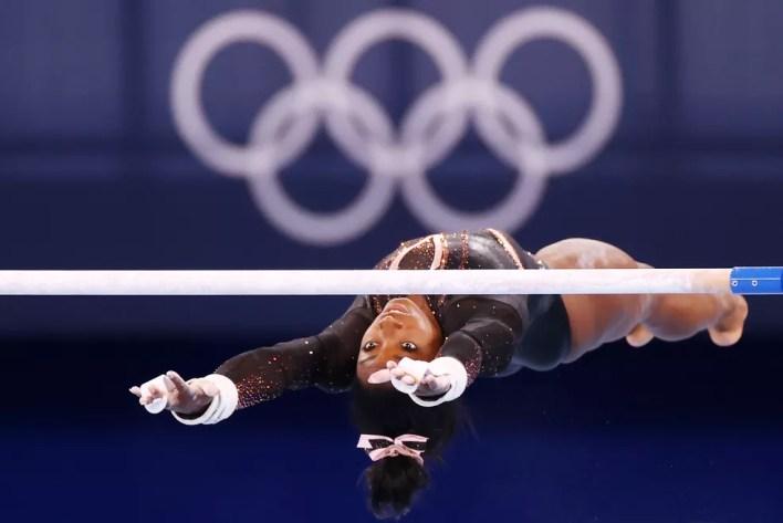 Simone Biles nas barras assimétricas — Foto: Getty Images