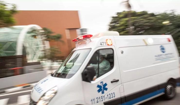 Ambulâncias deixa o Hospital Israelita Albert Einstein, Av. Albert Einstein, bairro do Morumbi, região sudoeste de São Paulo, nesta quarta-feira, 2 de dezembro de 2020. — Foto: DANIEL TEIXEIRA/ESTADÃO CONTEÚDO