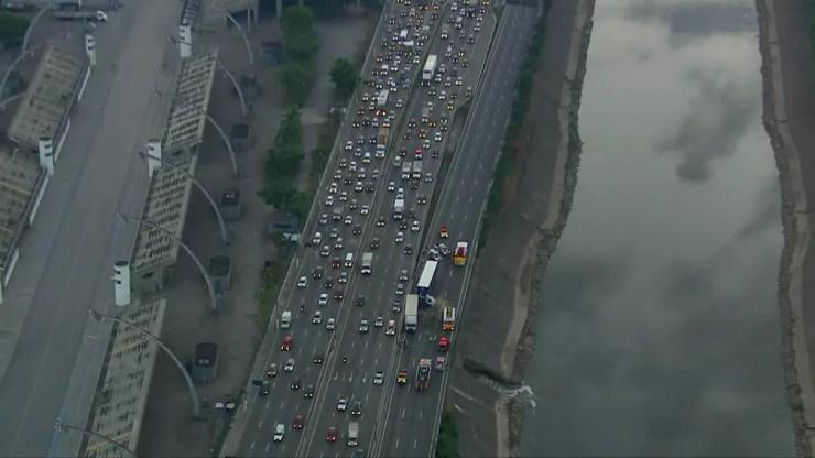 Trânsito na Marginal Tietê após o acidente com carretas — Foto: TV Globo/Reprodução