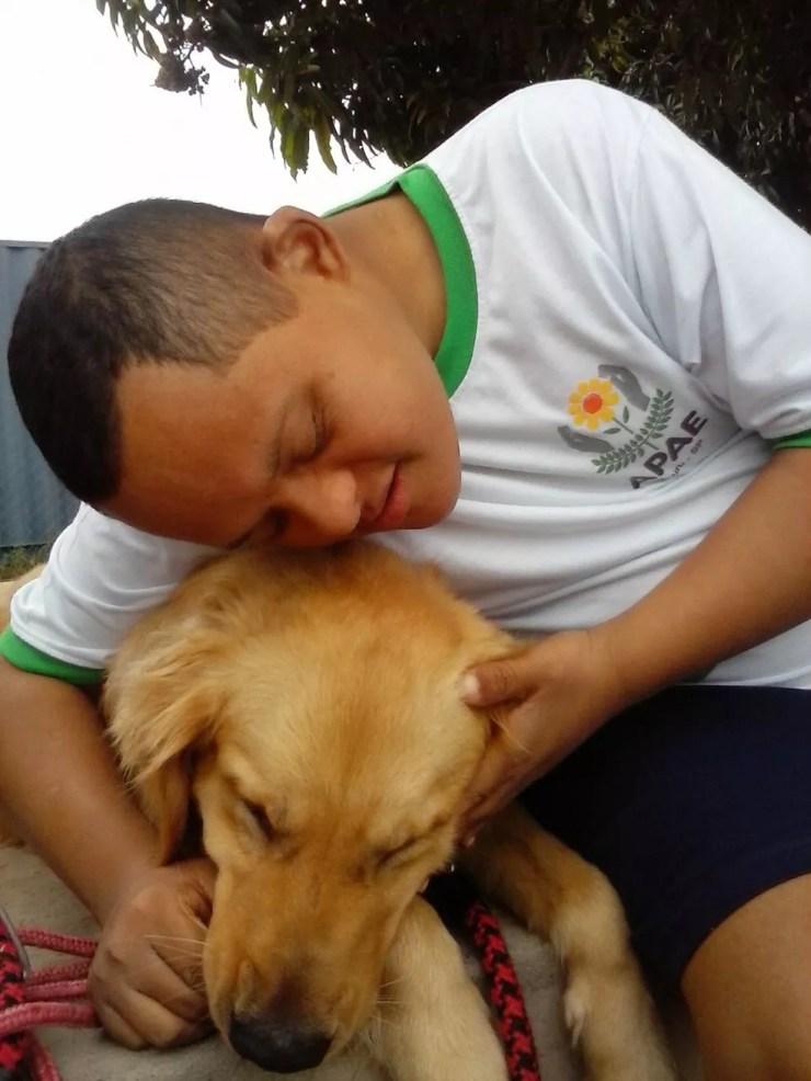 Criado em 2010, projeto Pet Terapia ajuda alunos da Apae Bauru a se expressar melhor, além de estimular os sentidos como o tato (Foto: Divulgação)