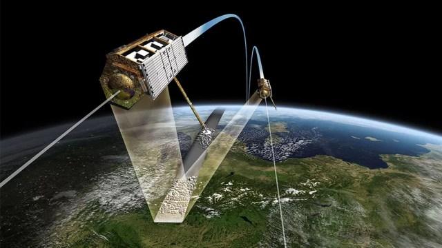 Os satélites orbitam quase lado a lado a cerca de 500 quilômetros da superfície da Terra — Foto: DLR/BBC