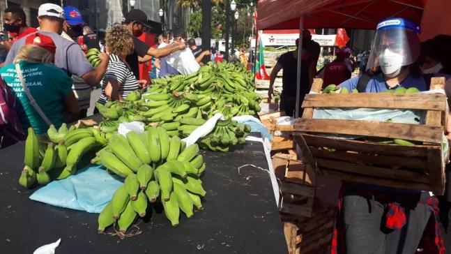 Protesto contra o presidente Jair Bolsonaro teve distribuição de bananas que foram doadas por agricultores  — Foto: Junior França/Arquivo Pessoal 