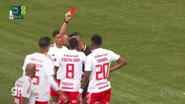 Aos 4 min do 2º tempo - cartão vermelho direto de Edenilson do Internacional contra o Palmeiras