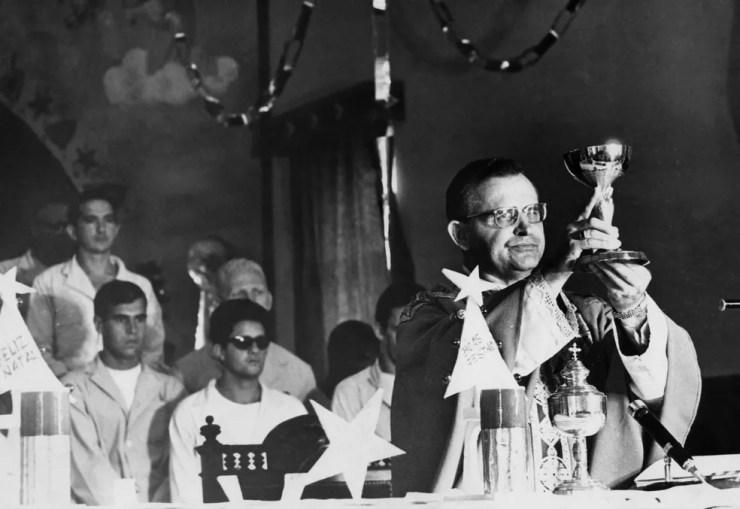O então Bispo Auxiliar da Zona Norte de São Paulo, Dom Paulo Evaristo Arns, durante missa de fim de ano no Pavilhão 3 da Penitenciária do Carandiru, em São Paulo, em dezembro de 1968 — Foto: Estadão Conteúdo/Arquivo