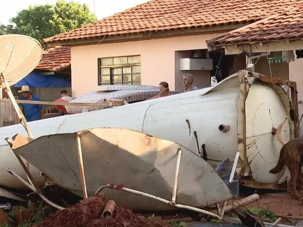 Caixa caiu no quintal de uma casa em Tanabi (Foto: Reprodução/ TV TEM)