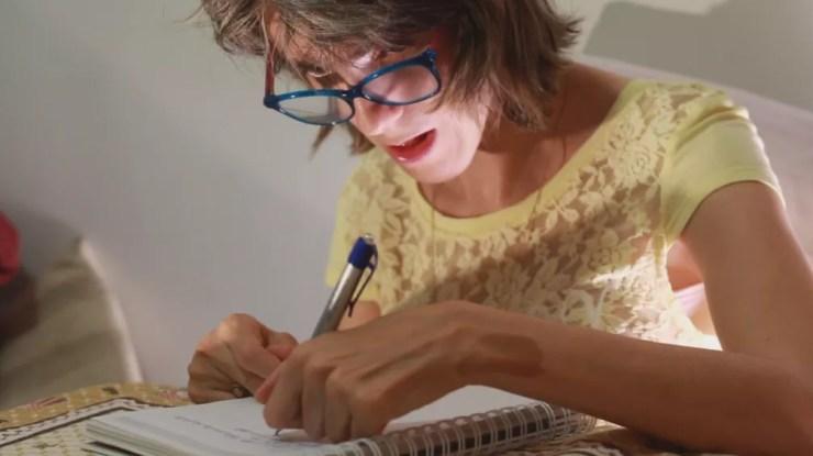 Apesar das dificuldades motoras, Maria Fernanda se dedica ao trabalho, estudos e poemas (Foto: Reprodução/TV TEM)