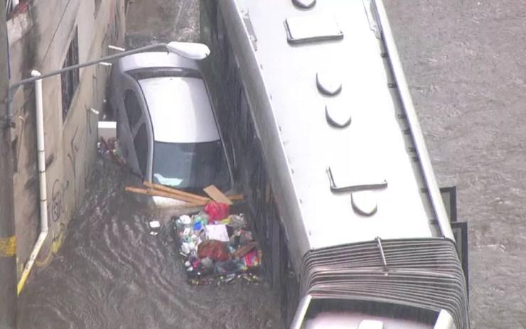 Carro e ônibus ilhados por conta da chuva na Zona Leste  — Foto: Reprodução/TV Globo