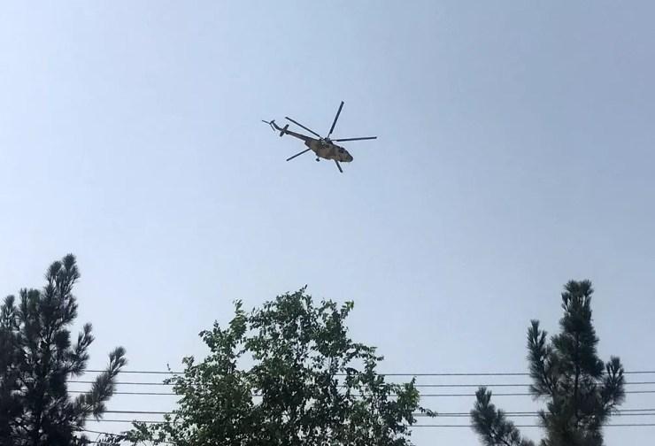 Helicóptero militar sobrevoa a capital do Afeganistão, Cabul, em 15 de agosto de 2021 — Foto: Reuters/Stringer