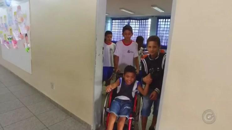 Colegas de sala de aula ensinam e cuidam de Kauã, que tem paralisia cerebral (Foto: Reprodução/TV TEM)