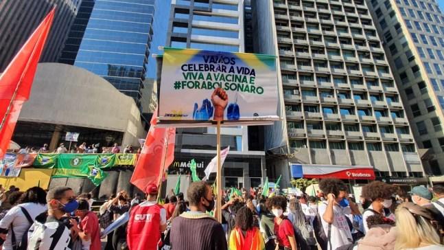 Cartazes pedem a saída de Bolsonaro e a celebração da vacina contra a Covid-19 em ato em São Paulo neste sábado (24) — Foto: Marina Pinhoni/G1