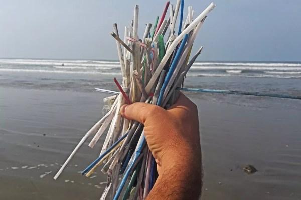 Segundo especialista, já se fala na ciência sobre as marcas geológicas deixadas pelo plástico nos oceanos (Foto: Ecosurf/Divulgação)