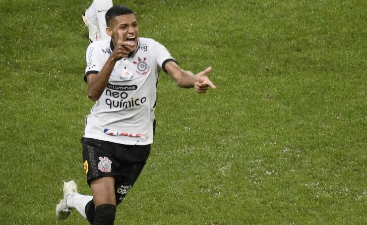 Rodrigo Varanda festeja gol do Corinthians em empate com o Palmeiras — Foto: Marcos Ribolli