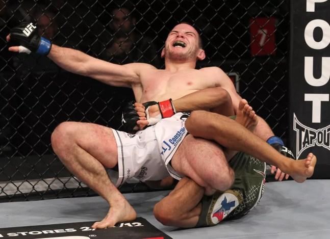 Charles do Bronx finaliza Eric Wisely com chave de panturrilha, a primeira da história do UFC, em 2012 — Foto: Getty Images
