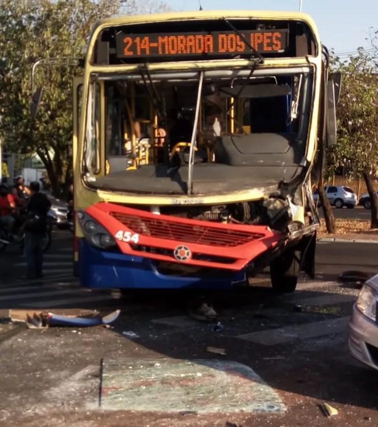 Segundo a polícia, duas pessoas ficaram feridas após colisão entre ônibus e carro em Rio Preto (SP) (Foto: Ednei Ernesto da Silva/Arquivo Pessoal)