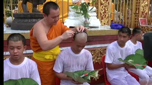 Garotos tailandeses têm cabeça raspada em cerimônia busdita (Foto: BBC)