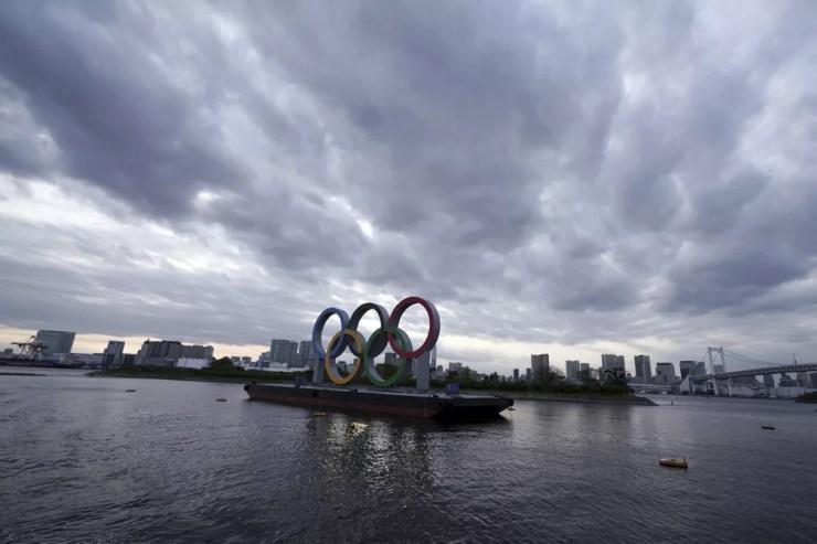 Foto de 12 de abril de 2021 mostra os anéis olímpicos flutuando nas águas de Tóquio — Foto: Eugene Hoshiko/AP