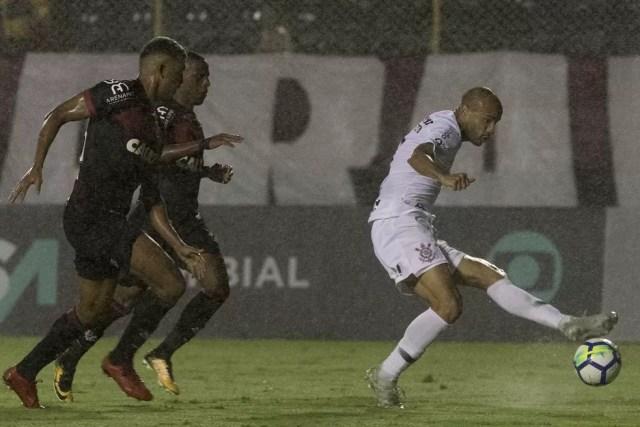 Roger teve duas chances no Corinthians e marcou um gol contra o Vitória — Foto: Daniel Augusto Jr/Ag. Corinthians
