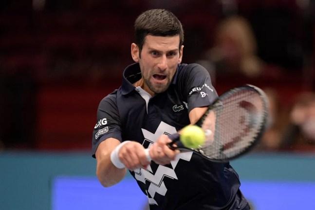 Novak Djokovic contra Lorenzo Sonego no ATP de Viena — Foto: Thomas Kronsteiner/Getty Images