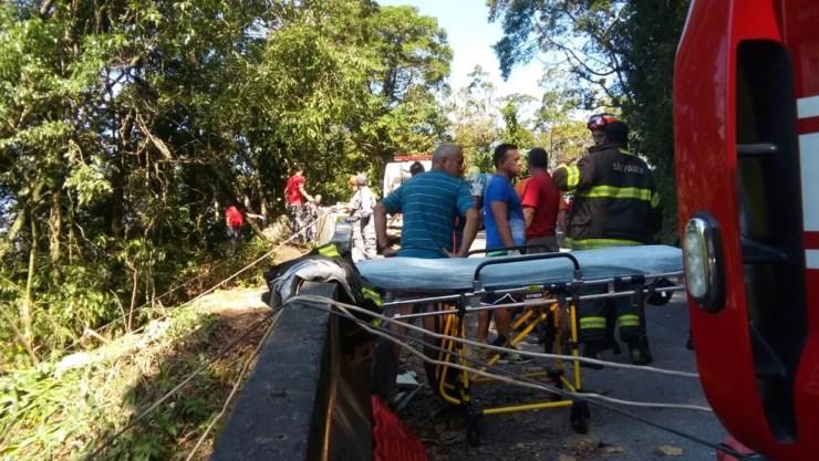 Acidente deixou ao menos três mortos na serra de Ubatuba (Foto: Kadu Reis/TV Vanguarda)