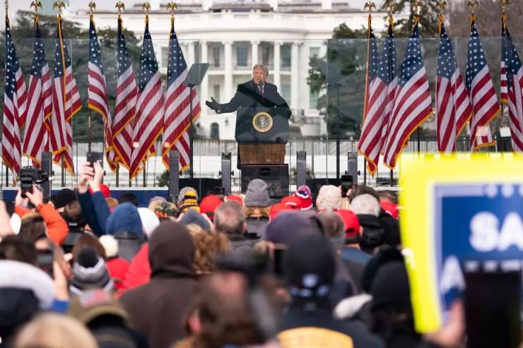 O então presidente dos EUA, Donald Trump, discursa para apoiadores antes de o Congresso se reunir para certificar a vitória de Biden, em janeiro — Foto: Evan Vucci/AP Photo