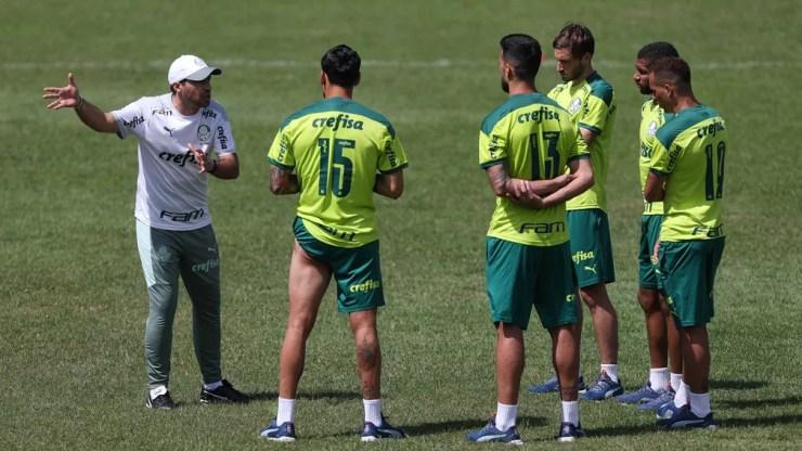 Abel Ferreira conversa com jogadores do Palmeiras — Foto: Cesar Greco / Ag. Palmeiras