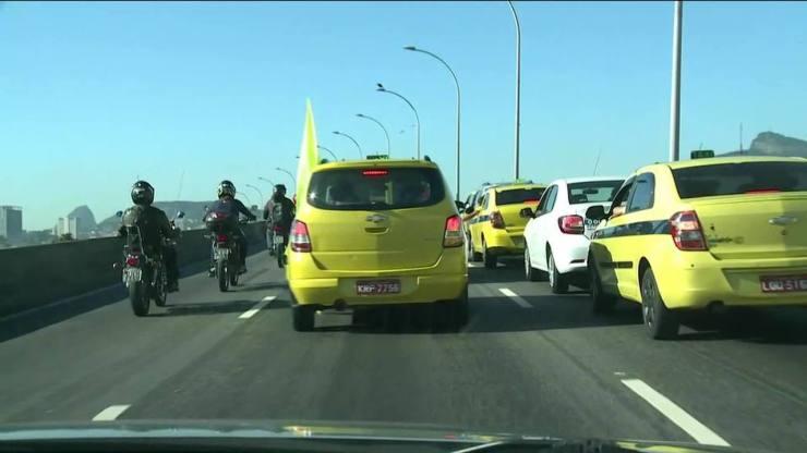 Protesto em via no RJ tem confusão entre taxistas e motorista de aplicativo