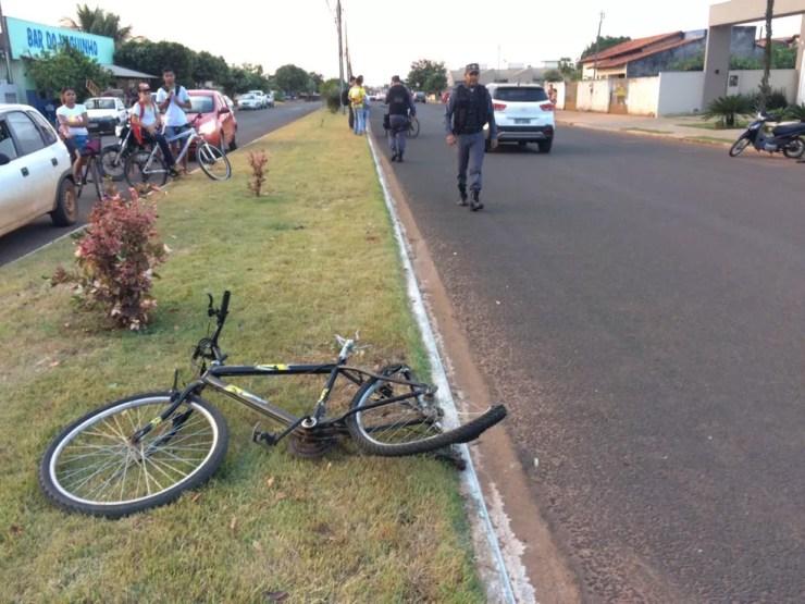 Bicicleta ficou retorcida depois que adolescente de 14 anos morreu atropelado (Foto: Willian Tessaro)