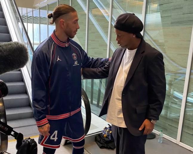 Ronaldinho registra encontro com Sergio Ramos em Paris durante gravação para o PSG — Foto: Reprodução/Instagram