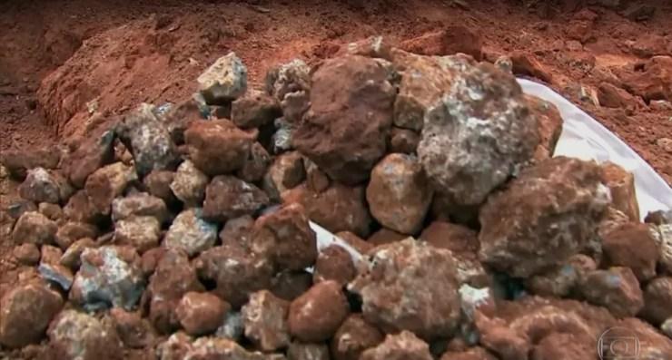 Pedras de chumbo são vendidas em ferros-velho na região de Sorocaba (Foto: Reprodução/TV TEM)