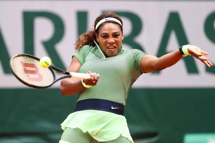 Serena Williams x Mihaela Buzarnescu em Roland Garros — Foto: Julian Finney/Getty Images