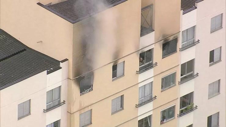 Fumaça invade apartamento após incêndio atingir prédio no Morumbi — Foto: Reprodução TV Globo