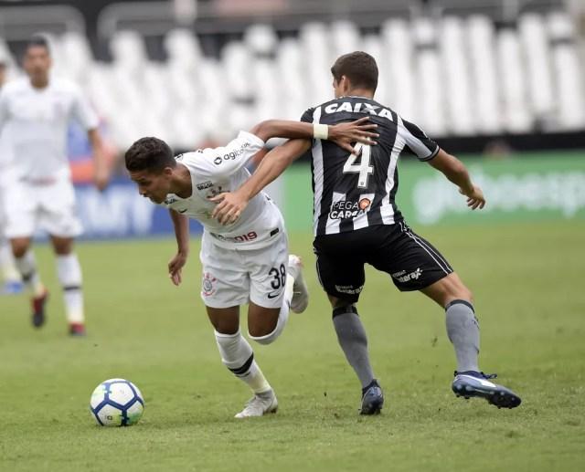 Pedrinho foi um dos que mais tentou criar jogadas para o Corinthians contra o Botafogo — Foto: André Durão